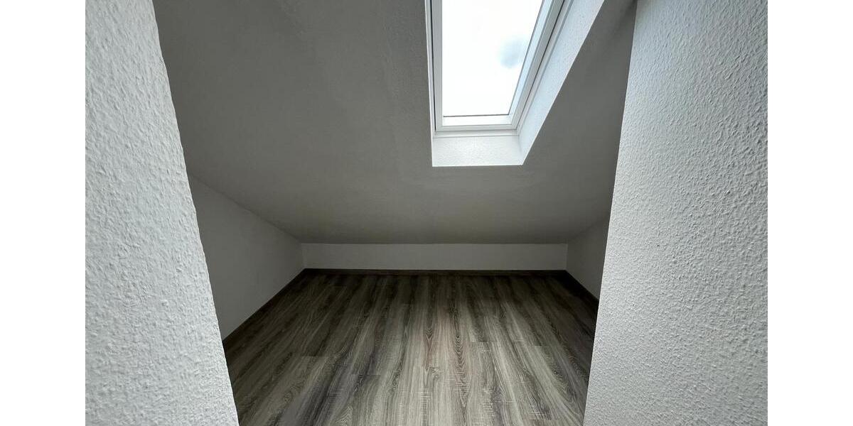 Dachgeschoßwohnung Essen Huttrop - 3 Zimmer, 88 m&sup2;, 660&euro; | Angebot:26662663