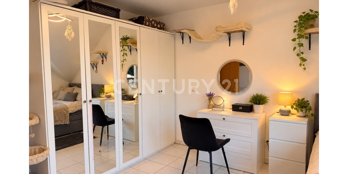 Lichtdurchflutete Dachgeschosswohnung mit großem Balkon in ruhiger Lage - Dachgeschoßwohnung Wetter | Angebot:27736010
