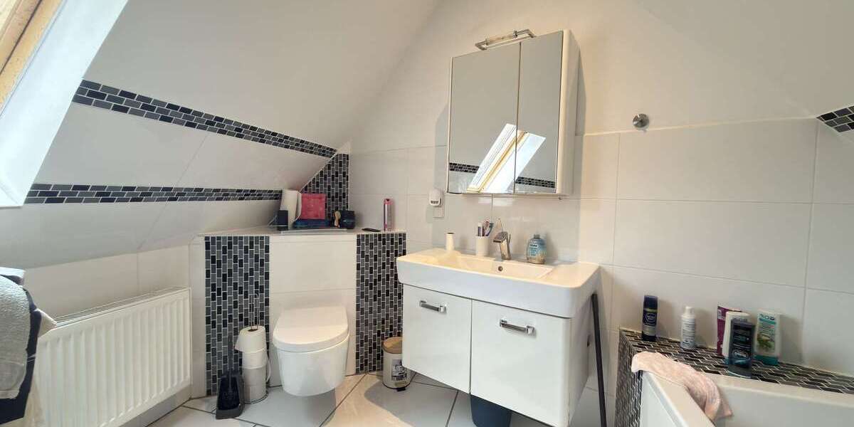 Modernisiertes 3-Parteienhaus mit Maisonette und Gartenanteil nahe Centro - Mehrfamilienhaus, Wohnhaus Oberhausen Osterfeld | Angebot:26041244