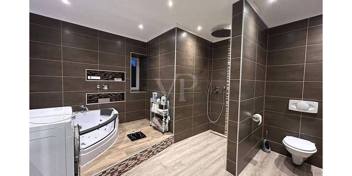 Etagenwohnung Velbert Mitte - 2 Zimmer, 92 m&sup2;, 185.000&euro; | Angebot:25679813