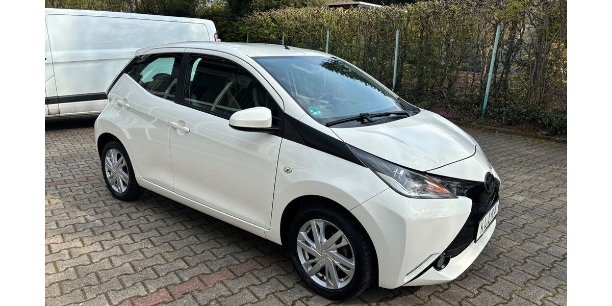 Toyota Aygo (X) 57.000 km 7.999 &euro; Dortmund 44265