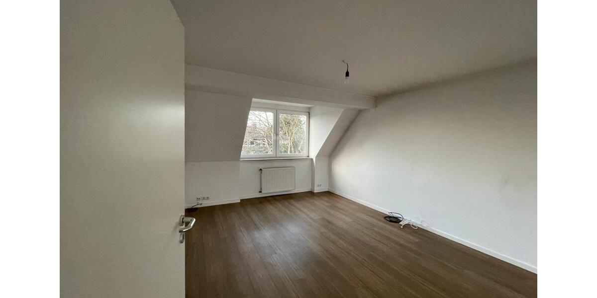 Dachgeschoßwohnung Essen Huttrop - 3.5 Zimmer, 87 m&sup2;, 1.044&euro; | Angebot:25377302