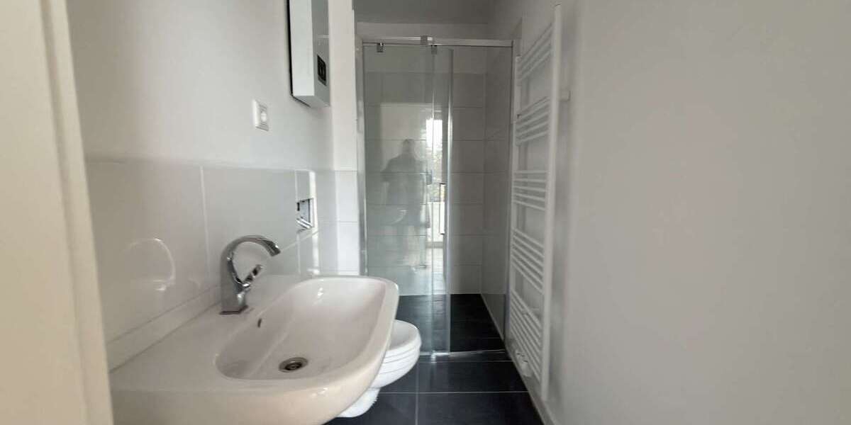 Exklusives Investment: Kernsaniertes Mehrfamilienhaus mit Balkon und Terrasse - Mehrfamilienhaus, Wohnhaus Gelsenkirchen Gelsenkirchen-West | Angebot:25751689