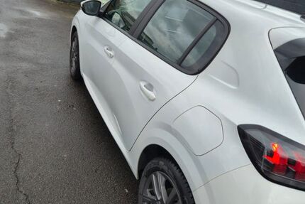 Peugeot 208 29.500 km 14.400 &euro; castrop rauxel 44581