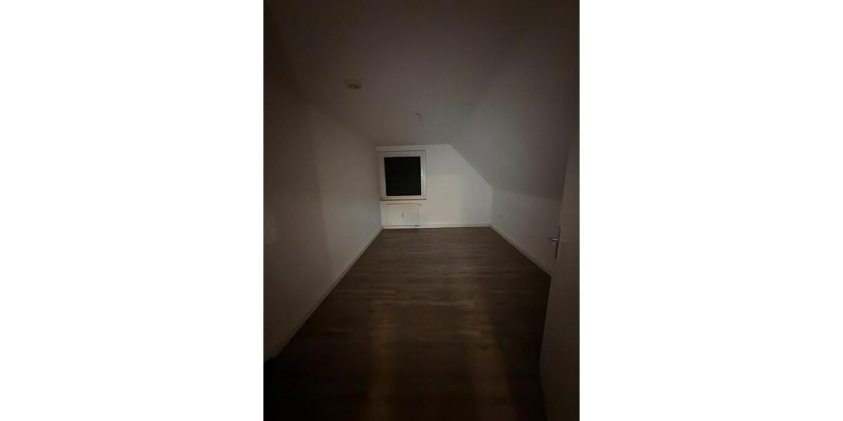 Dachgeschoßwohnung Essen Stadtbezirk VI - 3.5 Zimmer, 72 m&sup2;, 1.023&euro; | Angebot:25640158