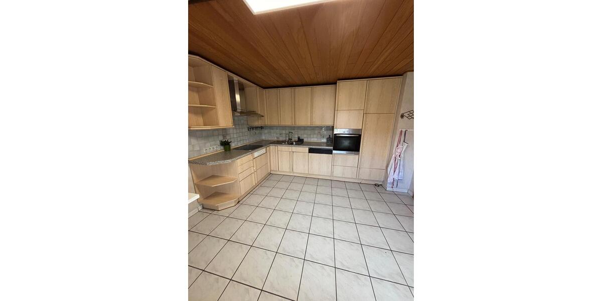 Etagenwohnung Lünen Alstedde - 8 Zimmer, 216 m&sup2;, 1.890&euro; | Angebot:26051024