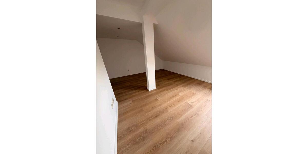 Dachgeschoßwohnung Essen Stadtbezirk V - 2 Zimmer, 74 m&sup2;, 900&euro; | Angebot:26704139