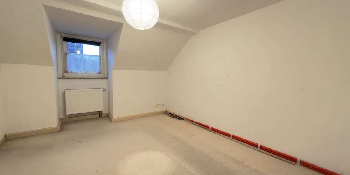 Gepflegte 3,5-Zimmer-Dachgeschosswohnung mit Einbauküche und Garage - Dachgeschoßwohnung Gelsenkirchen Gelsenkirchen-Mitte | Angebot:24740235