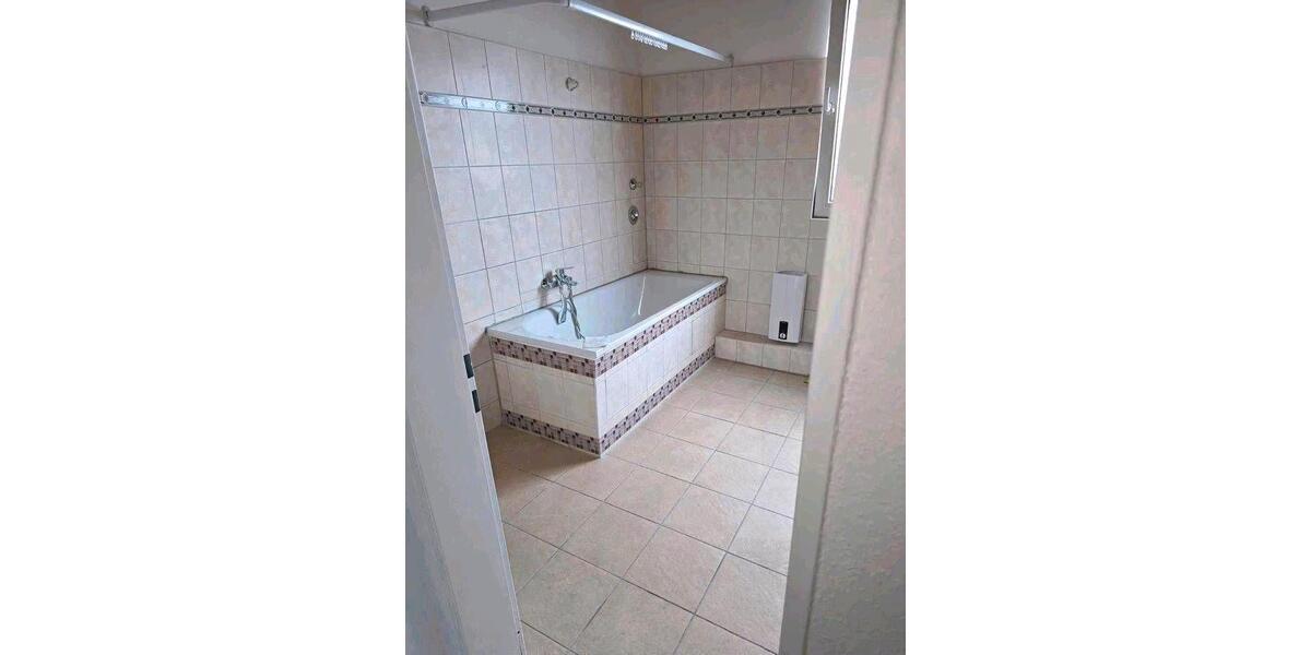 Dachgeschoßwohnung Dinslaken Hiesfeld - 2.5 Zimmer, 73 m&sup2;, 670&euro; | Angebot:25987330